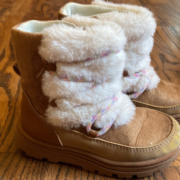 Carter’s faux fur boots with rainbow laces. Size 9. Great condition! - Picture 8 of 9